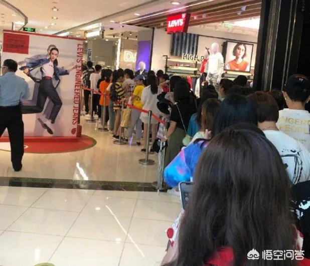 歌手薛之谦服装店开业，一小时店铺被粉丝买空，明星赚钱为什么这么容易？