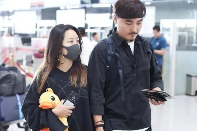 从全网支持大骂渣男到现在多数网友唾弃，何洁到底经历了什么？