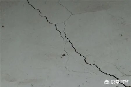 为什么农村的自建房会出现墙面裂缝、开裂、返潮的质量问题？问题出在哪？该怎么解决？