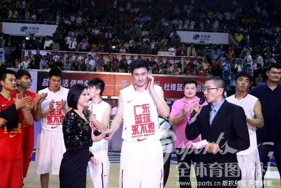 杜锋与妻子结婚照图 杜锋退役仪式名单