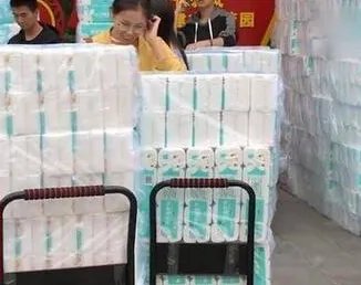 高校连续27年为女生发卫生纸,如何赞扬学校这一做法?