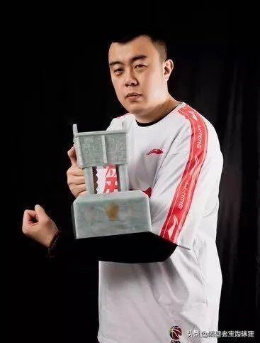 韩德君和王哲林，谁才是目前CBA第一中锋？