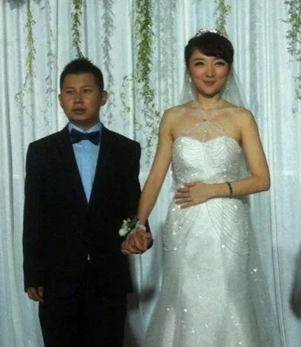 何云伟老婆陈笛图片流出   扒一扒他的婚前女友们！