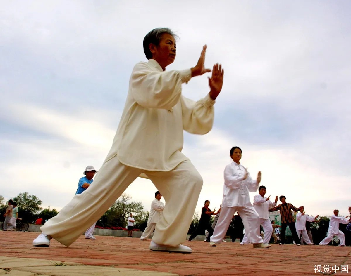 70岁马甲线奶奶成健身教练