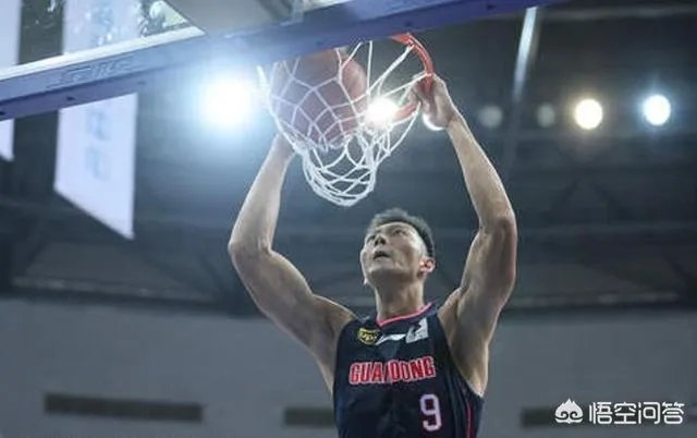 CBA季前赛，广东队与青岛队的比赛中，现场球迷为什么在第四节不断喊“上阿联”呢？