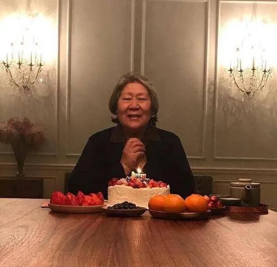 窦靖童给奶奶庆生，如何评价窦靖童的性格？