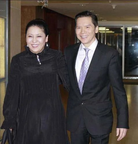 向华强让成龙下跪是真的吗