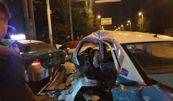 四川什邡一保时捷凌晨连撞两辆出租车，司机是否存在重大过失？