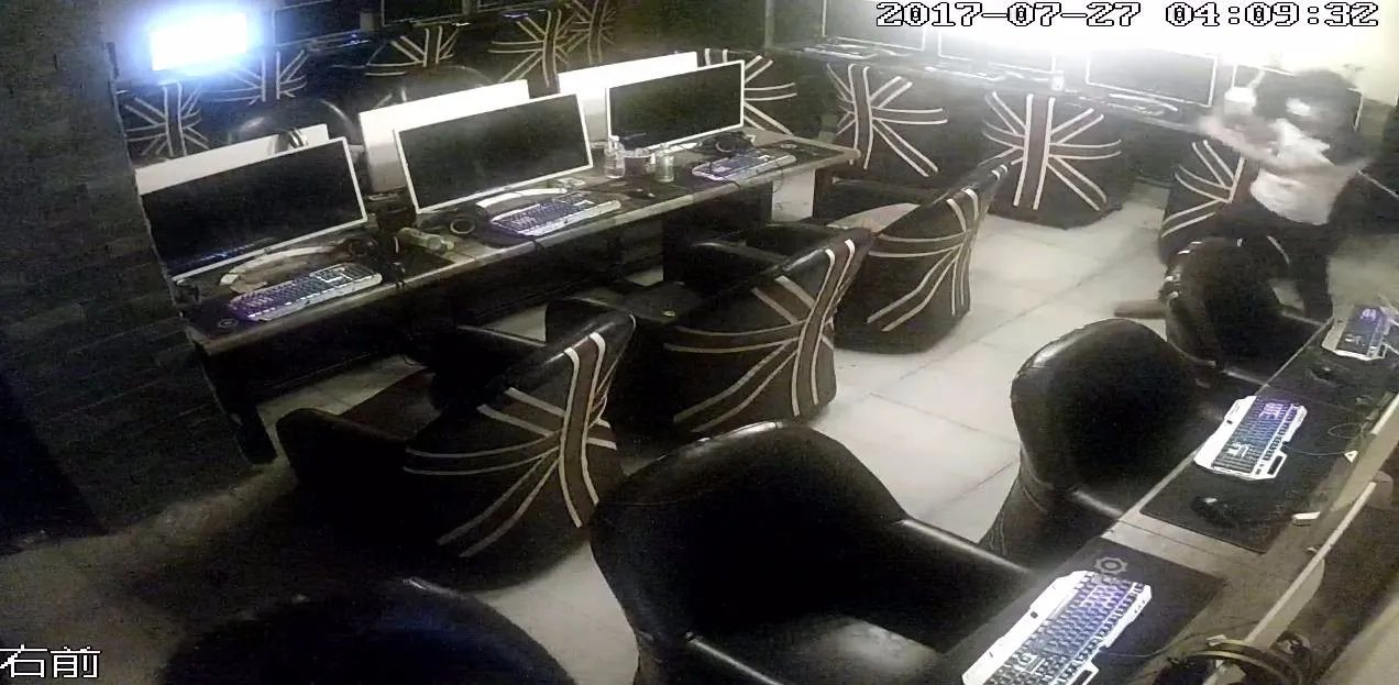 网吧遭3男子打砸损失多少？