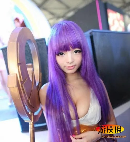 混血嫩模扮春丽一夜爆红 玩COS变成名捷径