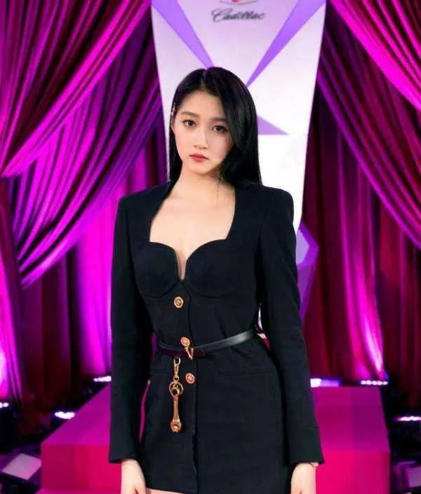 关晓彤气质杠杠滴，高个子女孩怎样才能穿出高贵的感觉？