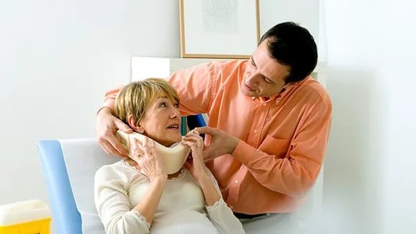 治疗颈椎病的误区有哪些？钛项圈对颈椎病有什么作用？