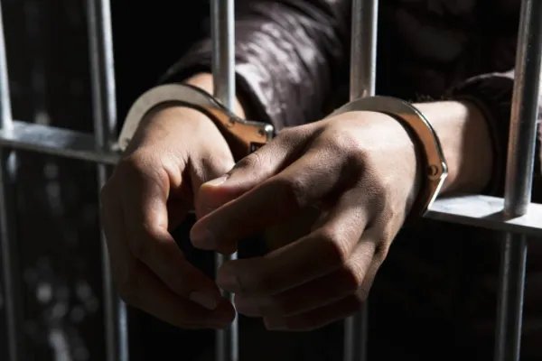 吉林男子因长得像越狱犯朱贤健，3天被抓5次，他们之间究竟有多相似？