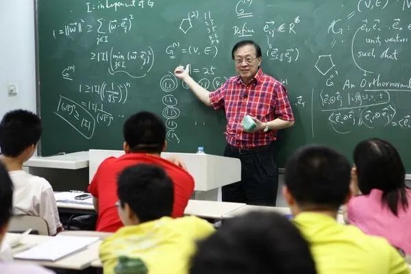 为什么杨振宁、姚期智放弃外国国籍，转为中国科学院院士？
