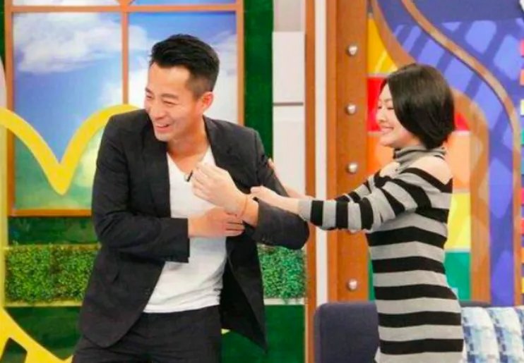 小S放飞自我后有多疯狂？在姐夫汪小菲面前贴身热舞，大S在干什么？