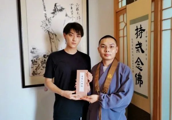 黄子韬在父亲去世后的首次现身，是什么样的状态呢？