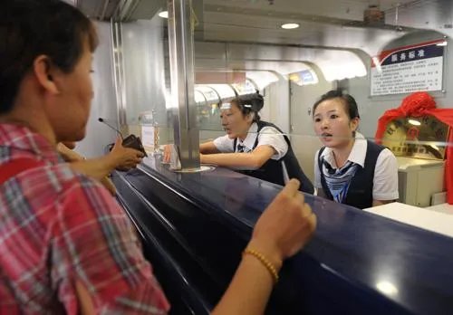 女子霸座掏出六张车票，你坐火车还经历过哪些奇葩的事情？