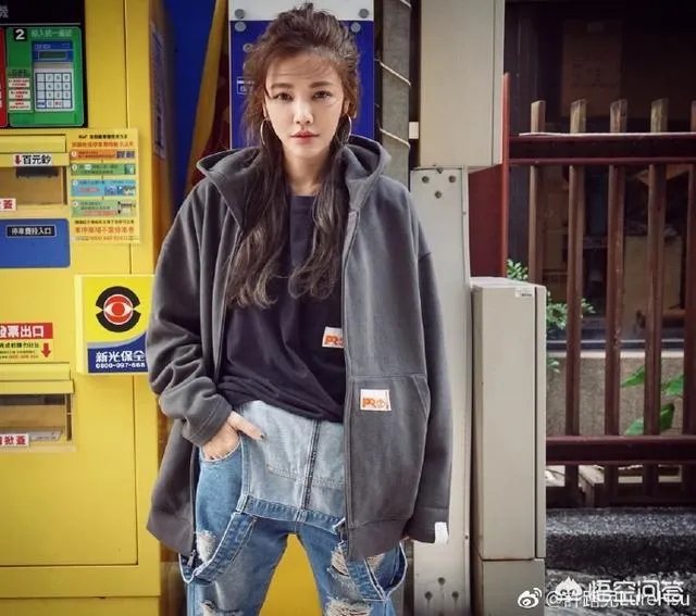 现在50岁的女人，化妆能化成20岁吗？