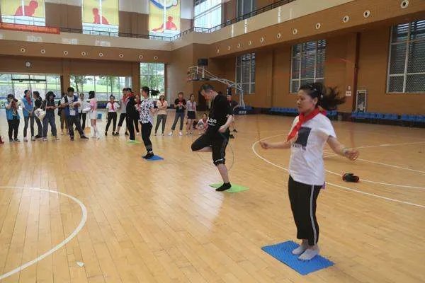 初中生1秒跳绳9.5次，什么姿势可以让跳绳的速度更快？