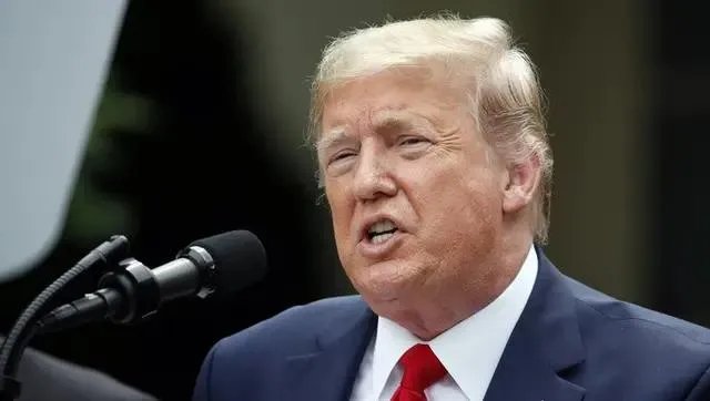 美国在特朗普的任期内经历了新冠和示威，特朗普会不会提前下台？