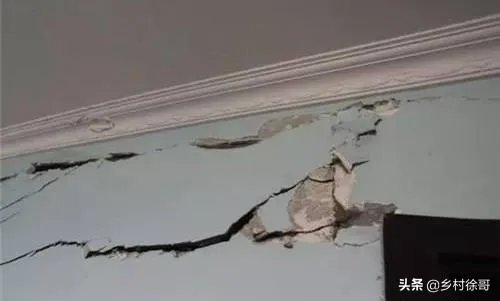 为什么农村的自建房会出现墙面裂缝、开裂、返潮的质量问题？问题出在哪？该怎么解决？