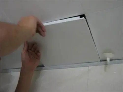 如何拆吊顶铝扣板