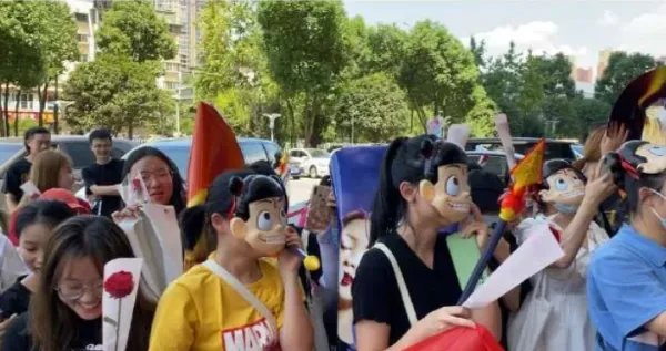 宁静粉丝戴哪吒面具应援，哪吒面具有何寓意呢？