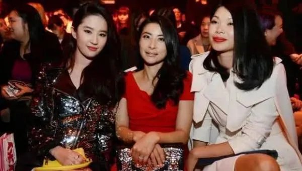 有种“合照”叫做郭晶晶,明明颜值不算高,却每次都能赢女星,你怎么看?