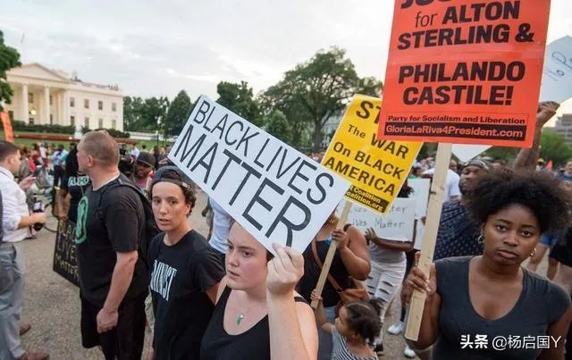 美国在特朗普的任期内经历了新冠和示威，特朗普会不会提前下台？