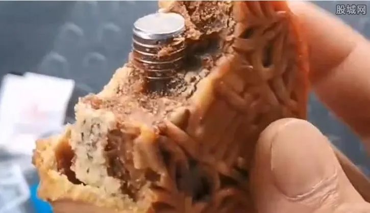 男子吃月饼咬到螺丝磕坏2颗牙 这是新口味月饼吗