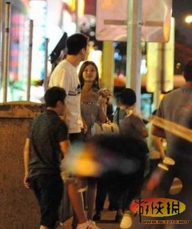 出租车内车震司机旁观全过程 盘点娱乐圈车震门