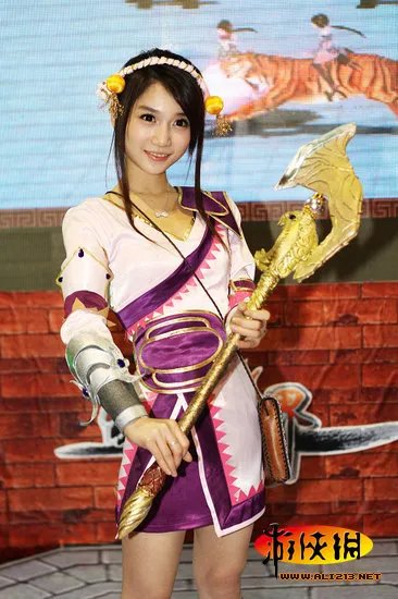 混血嫩模扮春丽一夜爆红 玩COS变成名捷径