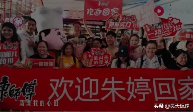 ZhuPerb！拿出结婚证给朱婷签名的暖心，球迷为朱婷写歌，这件事让你感动了吗？