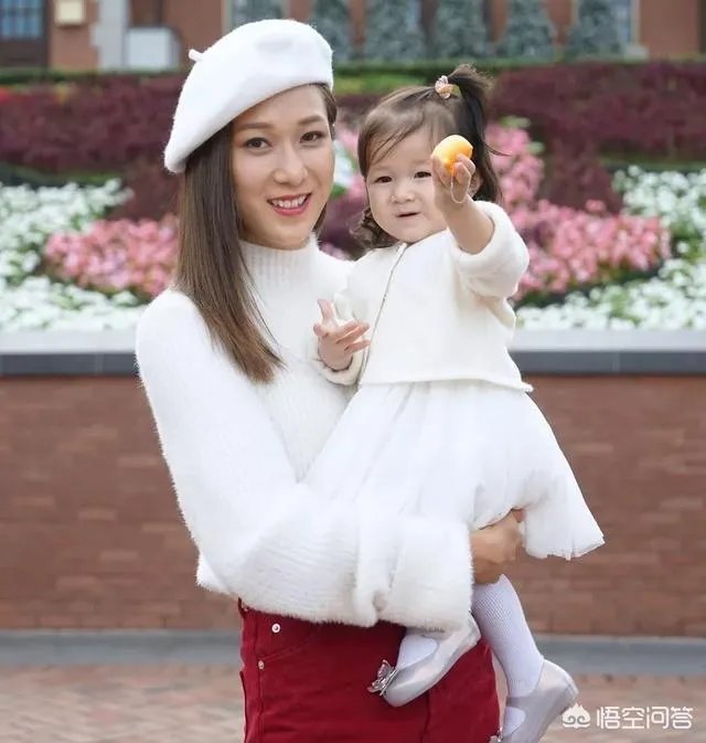 钟嘉欣二胎产子凑成“好”字，同样是晒娃，为什么有的网友要吐槽薛之谦？