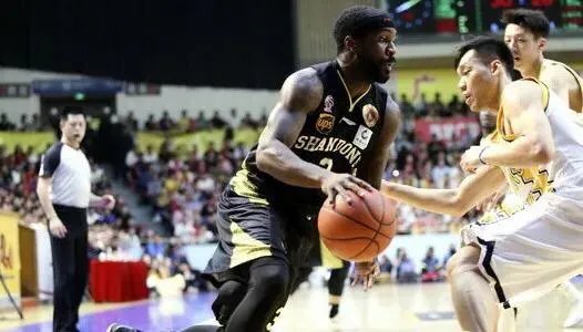 CBA半决赛目前表现最好的外援是哈德森还是劳森？