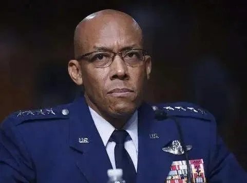 美国在特朗普的任期内经历了新冠和示威，特朗普会不会提前下台？