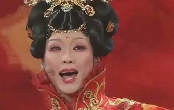 李玉刚的新贵妃醉酒里面有一段女声是不是李玉刚唱的？