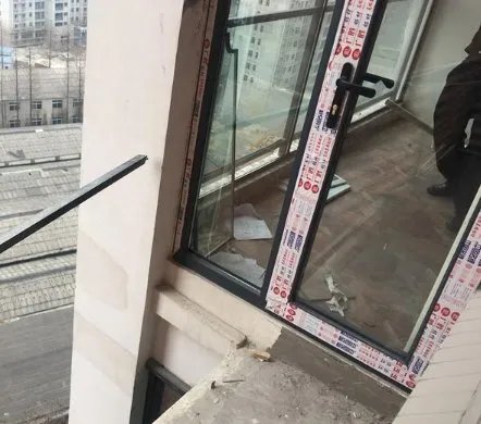 装修工坠楼身亡发生在哪里？