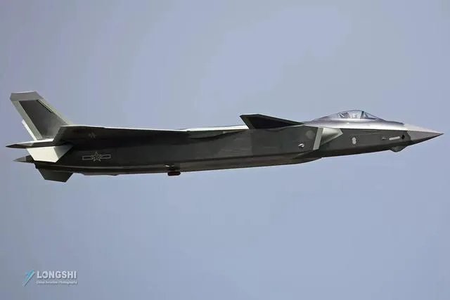 J20具备超音速巡航能力吗？为什么？