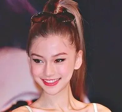 杨颖在日本出道时的旧照曝光，与现在判若两人，造型令人咂舌，是什么样子？