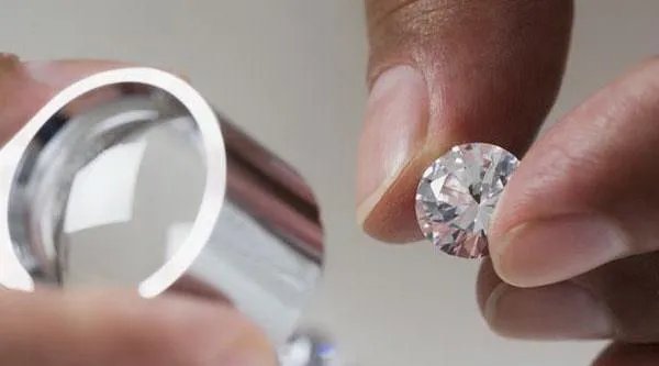 钻石戒指鉴定方法有哪些 如何辨别钻戒的真假