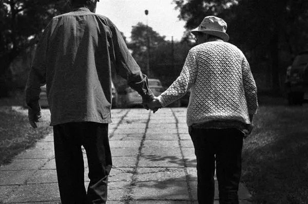 如果你的追求者拿着花圈向你表白，你会怎么做？