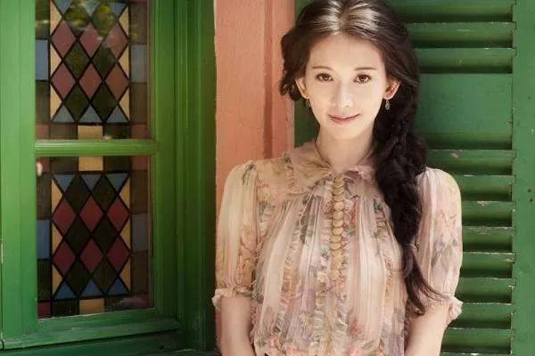 如何看待狗仔队跟车跟拍明星的举动呢？