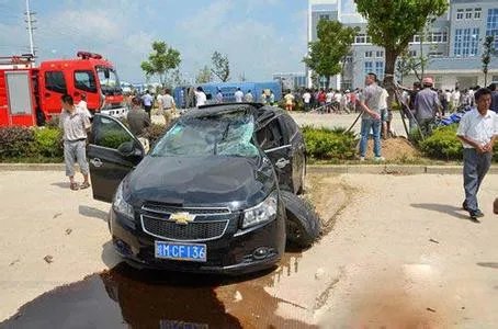 广东揭阳国道一轿车失控后起火5人死亡2人受伤事件经过如何?