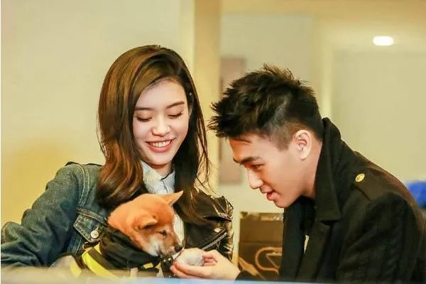 何猷君陪奚梦瑶做产检，你怎样看待他们之间的感情？