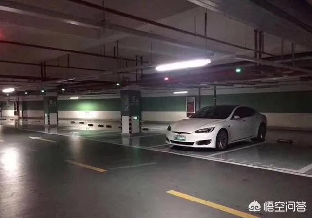 上海特斯拉自燃起火，车主后怕：晚半个小时我就在车里了, 你怎么看？