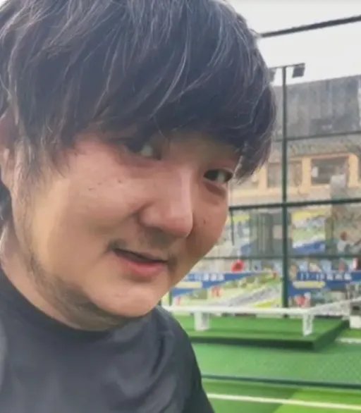 王大治久违现身,约美女踢球累到大口喘气,为何多年未拍戏?