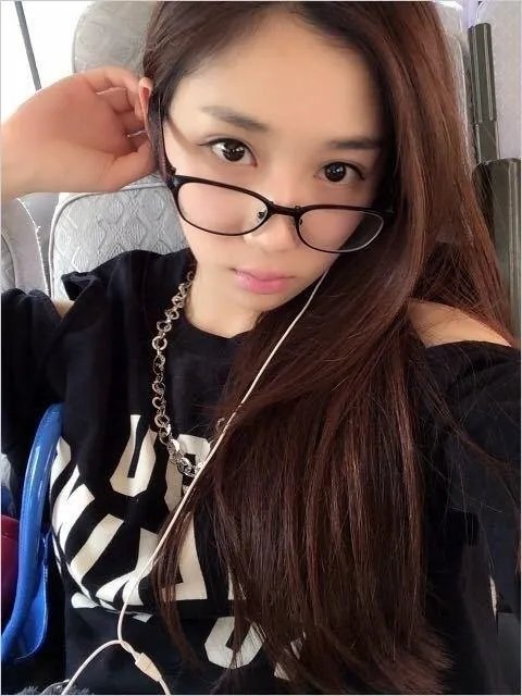 PLU游戏娱乐传媒主持人 美女主播小悠私人生活照