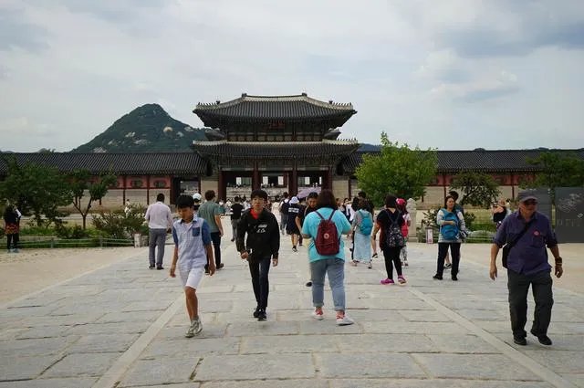 国人在韩国济州岛机场乱扔垃圾,韩国市民想收入岛费合理吗?