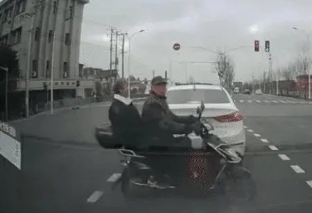 网曝上海两老人骑摩托车横穿马路被撞飞，现场人员伤亡情况如何？